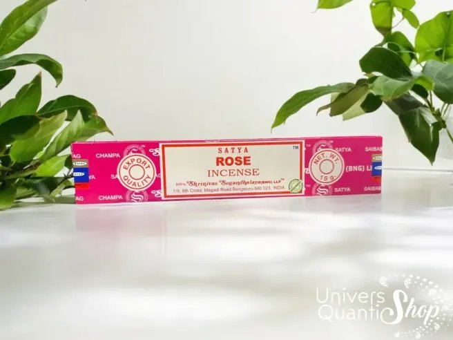 encens satya rose vertus, boite d'encens avec des plantes vertes en fond