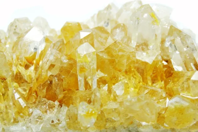 citrine géode sur fond blanc