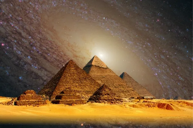 pyramide nombre d'or, vue avec les 3 pyramides égypte avec le ciel céleste en fond