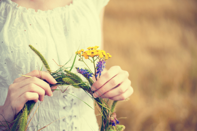 femme qui porte une couronne de fleurs en robe blanche dans un champ litha