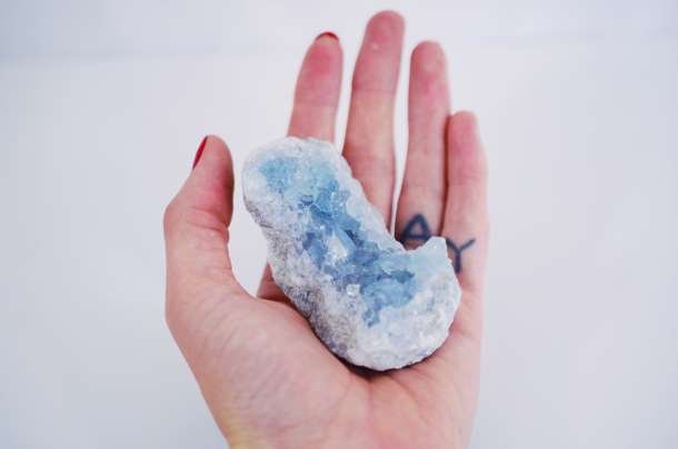 Pierre célestine bleue claire, active chakra de la gorge