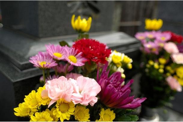 Fleurir les tombes cimetière