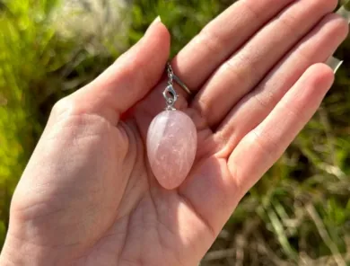 pendule quartz rose en oeuf dans une main